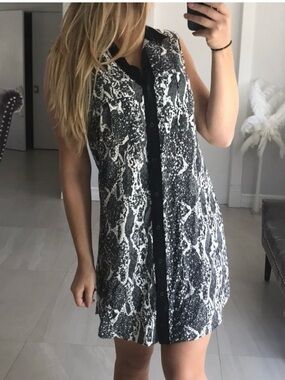 H&M Black & White Sleeveless Button-Front Shirt Dress